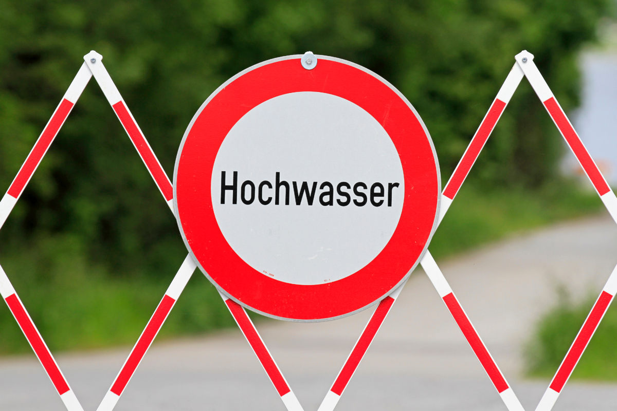 Starkregen und Hochwasser: Schon wenige Zentimeter können Gebäude vor Schäden schützen; Bild: Adobe Stock/VVO